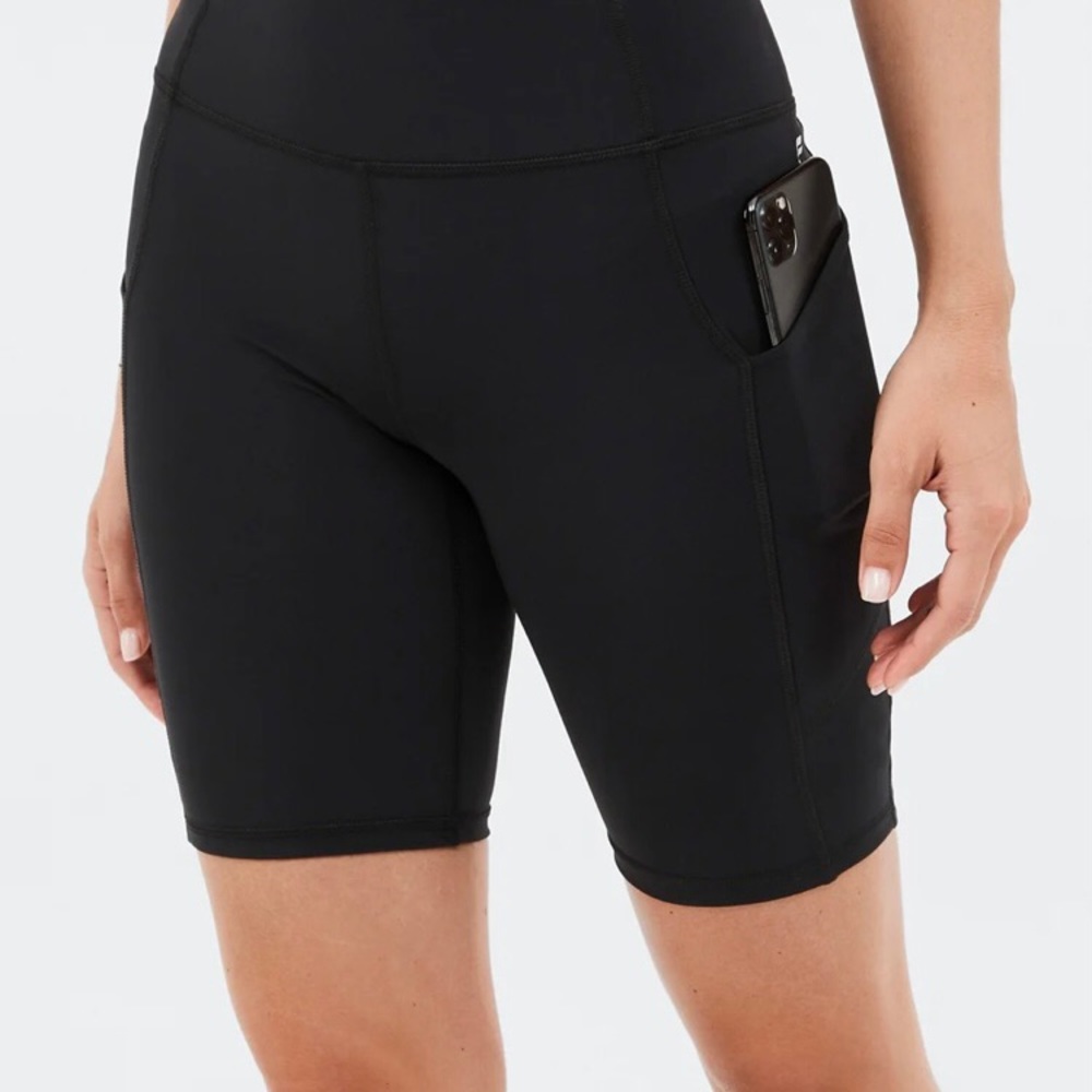 Fabletics Oasis High-waisted pocket short 9 inches